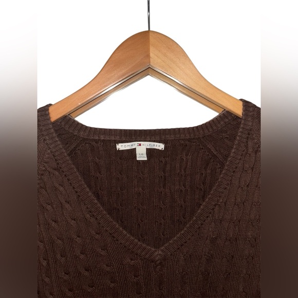 Tommy Hilfiger || Wmns V Neck Sweater - Picture 2 of 2